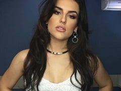 La deliciosa youtuber se pagó una teta rápidamente tras grabar un Snap secándose el pelo y no pasó desapercibido para sus fans
