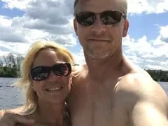 La traviesa esposa Nicole chupa la polla de su marido y no le importa cuando empieza a filmar su espectacular oral