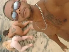 Un pescador loco graba porno amateur al aire libre comiéndose a una morena y a un albino a cuatro patas junto al mar y el vídeo acaba filtrándose en la red – BA