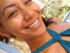 Deliciosa morena Renata haciendo una cara cachonda mientras muestra y masturba su coño caliente
