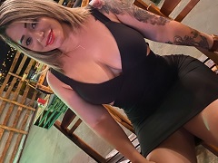 Rubiane Damasceno desnuda en la bañera masturbándose el coño caliente
