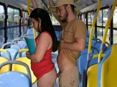 Sexo en el autobús, el conductor cumple su fetiche de follarse a una traviesa joven estudiante en el autobús