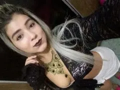 La rubia sexy Thayná con cara de patricia se despistó en la fiesta y se quedó sin bragas revolcándose en una falda corta – Caídos en la Red