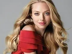 La actriz Amanda Seyfried en fotos amateur haciéndole una mamada a su novio en medio del mar sobre una tabla de paddle surf