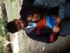 Una aficionada muy fulana empieza a chupársela sucio a su novio en una plaza pública, pero acaba siendo pillada por una persona – SE
