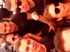 Disimulando la mamada en medio de la fiesta Grupo de amigos reunidos para hacerse un selfie mientras la chica traviesa caía sobre su boca – Aficionados