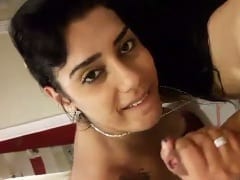 Puso cara de puta y enloqueció de lujuria a su novio durante sexo oral en un motel
