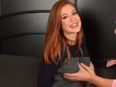 Perfecta Pequeña Actriz Mundial Golpeó la Red en un Vídeo Jugando Atrevido Con Su Amigo Apretando Sus Pechos