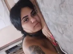 Deliciosa morena exhibiéndose desnuda en un vídeo muy picante