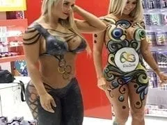 Musas olímpicas calientes se hacen una sesión de fotos sólo con el cuerpo pintado en un centro comercial y un cámara aficionado graba el vídeo – RJ