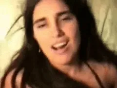 Guapa ninfómana de coño estrecho y mechón de pelo pone cara de cachonda mientras recibe una polla de su novio que lo graba todo – PR
