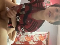 Joven flamenca chupándosela a su novio en 69
