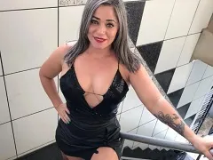 Zorra desnuda mostrando su coño y culo