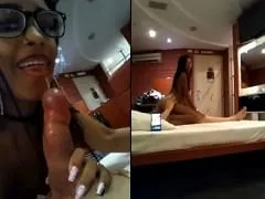 Va a un motel con un amigo y empieza a chuparle la polla y luego le da un violento golpe