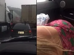 El infernal tráfico de São Paulo no parece ser un problema para el afortunado que consiguió que su novia se la chupara mientras estaban parados