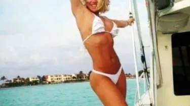 Increible Video Amateur de Jessica Lamborghini Esta Famosa Rubia y Super Caballa en un Barco