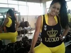 Gang do Samba cae en la red en un vídeo casero chupándole la polla a su novio mientras él filma