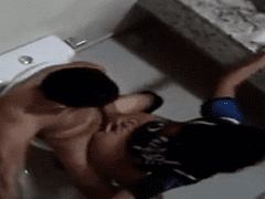 Vídeo casero de chica caliente de RJ dándosela a un pervertido en el baño de una fiesta