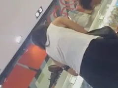 La mujer casada tardía fue de compras con su marido en el centro comercial en una falda y sin bragas, cuando llegó el momento de elegir el zapato que bajó mostrando su coño