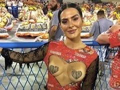 Actriz Musa de un Camarote en el Va con los Senos Mostrados Sólo con Adhesivo para Ver el Desfile Burlándose con su Sensual Cuerpo