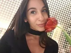 La caliente y traviesa morena latina Dani grabó un vídeo casero dando por el culo en varias posturas y su novio se corrió dentro