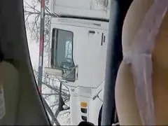 Un exhibicionista pone a su mujer a cuatro patas en un coche en marcha y enseña el culo a los camioneros que pasan por delante