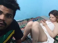 Esposa con tatuaje se pone a cuatro patas para dar a su marido su culo