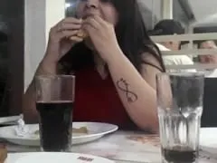 Fue a Habbib’s con un cliente íntimo y él le grabó su delicioso coño por debajo de la mesa
