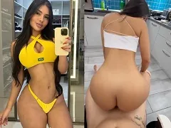 Joven tiktoker folla en la cocina dando mamadas y luego cabalgando de espaldas