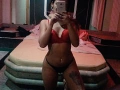 Deliciosa chica de compañía carioca Paula le hace una mamada a su cliente especial y rebota de espaldas con estilo