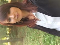 Pelirroja caliente lanza la moda y muestra su coño con pantalones rotos en un video al aire libre – Amateur