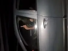 Pillan a una pareja practicando sexo en un coche en marcha por la autopista y el chico manda el dedo corazón a la cámara – Aficionados