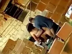 Una pareja de enamorados fue sorprendida llamándose bien en el patio trasero de una casa en una favela de Río de Janeiro y un vecino lo filmó – Aficionados