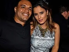 El ex futbolista Denilson sufre un ataque de celos y prohíbe a su esposa Luciele di Camargo llevar un vestido corto.