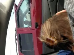 Caliente chupar la polla de su marido en un Dodge en el tráfico y ni siquiera le importaba que otros conductores estaban mirando – Aficionados