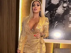 Desnuda en directo mostrando su sexy cuerpo