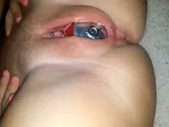 Delicious Pink Nymphet Con Piercing En La Persecución Sacó Una Lata De Coca-Cola De Su Coño Mientras Su Novio Filmaba – Amadora