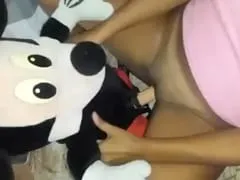 Jovencita Sedienta De Polla Se Pone Una Correa En Mickey Y Se Pone Cachonda Masturbándose – Amateur