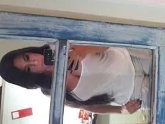 Modelo morena tetona luce lencería y se desnuda tocándose en un vídeo casero hecho para clientes