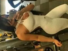 ¡Puta cachonda de barrio pierde los papeles y baila desnuda en medio de un montón de hombres!