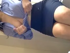 Deliciosa Ninfeta Se Quita La Ropa De Su Trabajo De Oficina Y Se Muestra Desnuda En Un Vídeo Casero Íntimo – Amateur