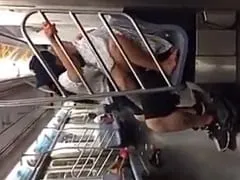 ¡asal es pillado follando en pleno metro de Recife con gente en el vagón! ¡Sin precedentes! ¡Calvo y caliente de gorra!