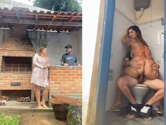 Pelirroja traviesa follando con el albañil que fue a reformar la cocina